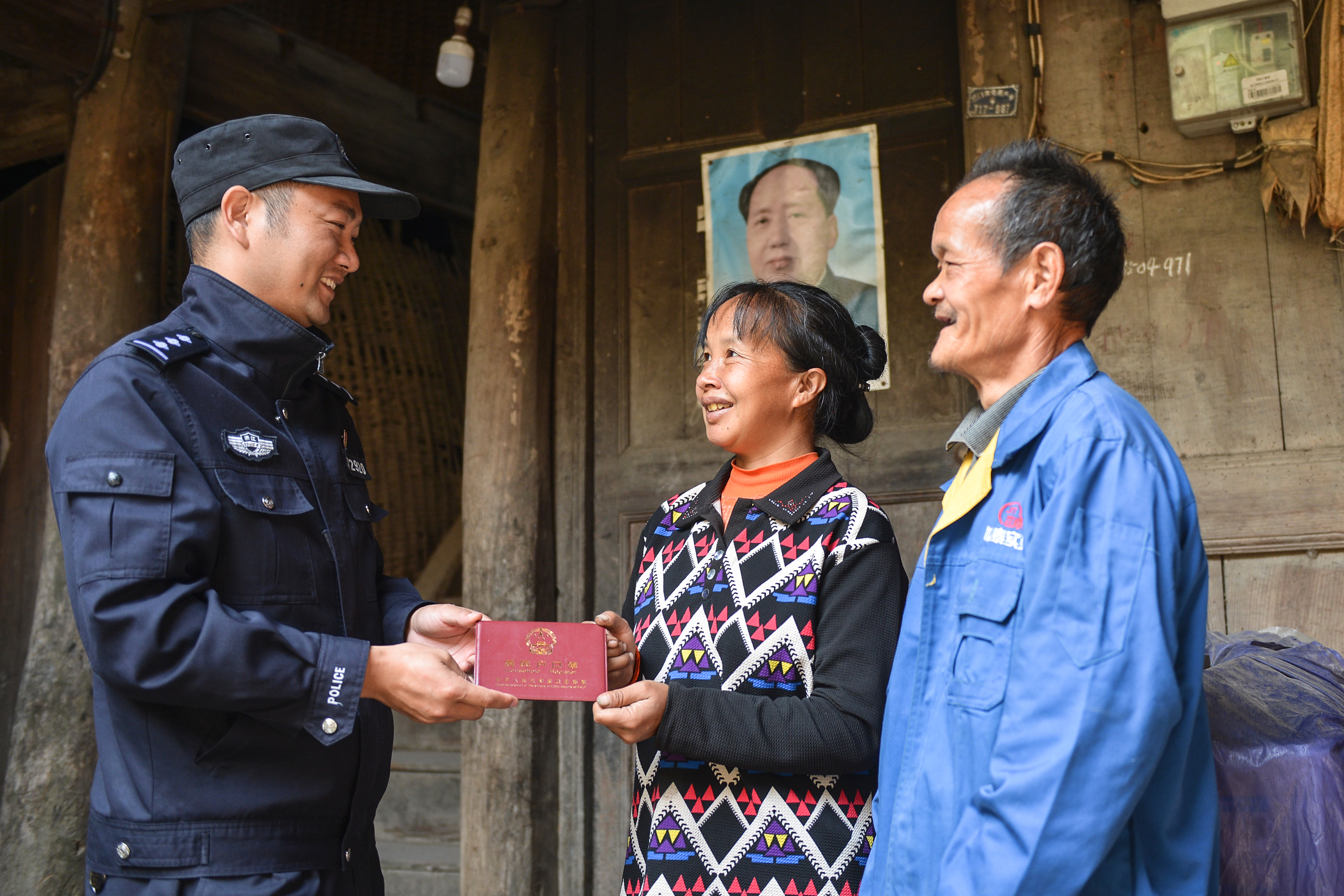 民警送证上门