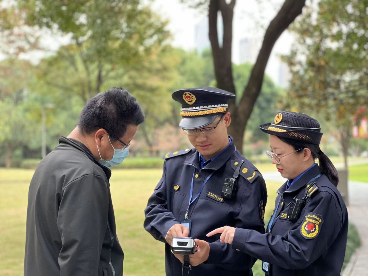 宁波市海曙区综合行政执法局通过PDA移动执法端执法.jpg